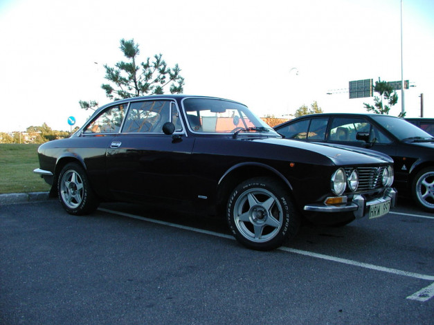 Обои картинки фото alfa, romeo, 2000, gtv, автомобили, выставки, уличные, фото