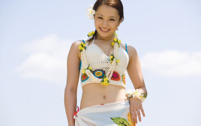 Обои картинки фото -Unsort Азиатки, девушки, unsort, азиатки, улыбающаяся, девушка, родинка, на, щеке, украшения, из, цветов