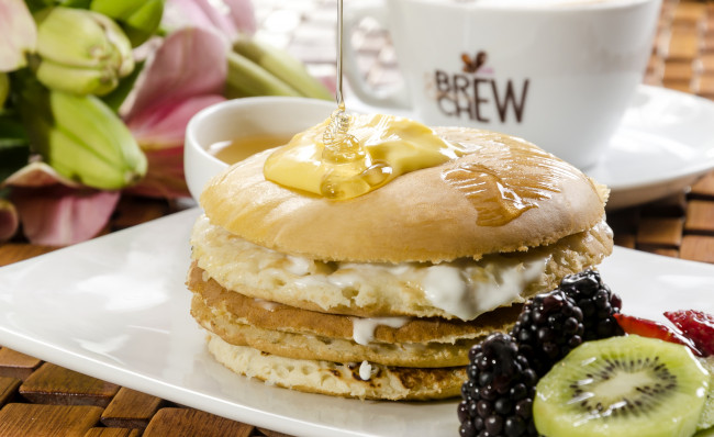 Обои картинки фото еда, мороженое,  десерты, ягоды, мед, булочка