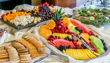 Картинка еда разное арбуз ягоды манго фрукты салат ананас ежевика малина клубника киви галеты сыр виноград ассорти