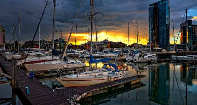 Обои картинки фото корабли, Яхты, причалы, бухта, город