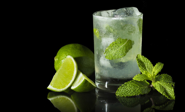 Обои картинки фото еда, напитки,  коктейль, мята, мохито, лед, лайм, коктейль, стакан, напиток