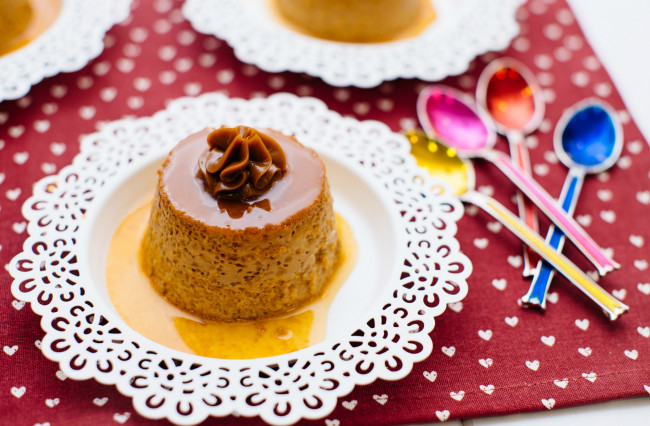 Обои картинки фото еда, пирожные,  кексы,  печенье, ложки, лакомство, крем, карамель, десерт