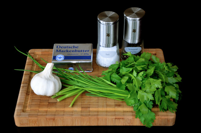 Обои картинки фото еда, натюрморт, петрушка, чеснок, масло, специи