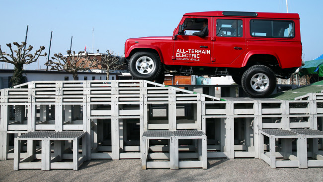 Обои картинки фото land rover electric defender concept 2013, автомобили, land-rover, land, rover, electric, concept, defender, джип, 2013, внедорожник