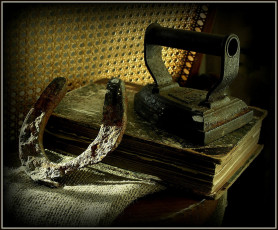 Картинка разное ретро +винтаж натюрморт подкова книга утюг