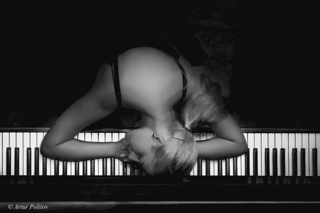 Обои картинки фото музыка, -другое, клавиши, девушка