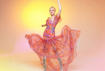 Картинка девушки katherine+mcnamara блондинка платье сапоги