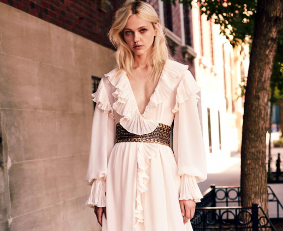 Обои картинки фото девушки, саша пивоварова, модель, блондинка, платье, пояс, улица