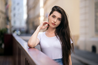 Картинка девушки -+брюнетки +шатенки шатенка футболка перила