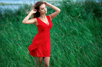 Картинка девушки -+брюнетки +шатенки брюнетка трава алое платье