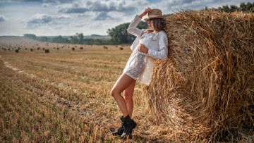 Картинка девушки -+блондинки +светловолосые стог сено шляпа лера ладыгина