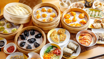 Картинка еда разное пельмени салат креветки соусы