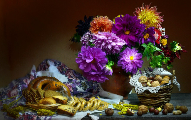 Обои картинки фото еда, разное, букет, георгины, орехи, сушки, баранки, выпечка