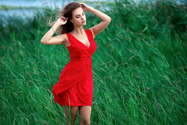 Обои картинки фото девушки, - брюнетки,  шатенки, брюнетка, трава, алое, платье