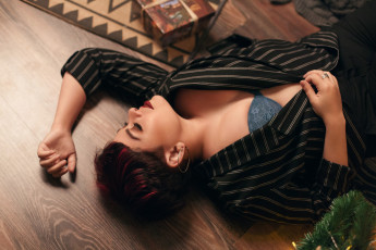 Картинка девушка+-+girl девушки -+брюнетки +шатенки девушка женщина разноцветная сексуальная модель звезда позирует разная обувь верхняя стильная одежда нижнее эротическое бельё трусы лифчик аксессуары макияж колготки чулки и множество элементов на фотографии