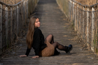 Картинка подросток+-+ребёнок разное дети девочка молодая девушка брюнетка пиджак юбка колготки сапоги браслет маникюр взгляд поза