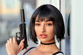 Картинка девушки emily+willis пистолет
