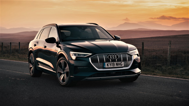 Обои картинки фото audi e-tron 55 quattro 2019, автомобили, audi, темный, дорога, поля, холмы