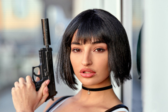 Обои картинки фото девушки, emily willis, пистолет