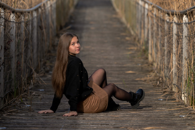 Обои картинки фото подросток - ребёнок, разное, дети, девочка, молодая, девушка, брюнетка, пиджак, юбка, колготки, сапоги, браслет, маникюр, взгляд, поза