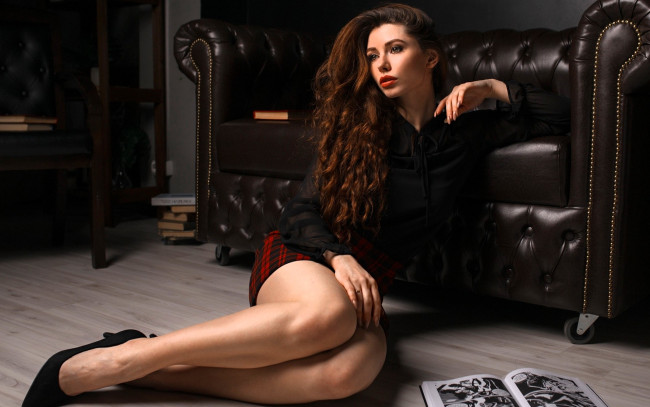 Обои картинки фото анастасия тюнина, девушки, - брюнетки,  шатенки, шатенка, блузка, юбка, пол, диван