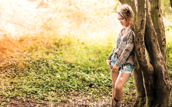 Обои картинки фото девушки, - блондинки,  светловолосые, блондинка, туника, шорты, дерево