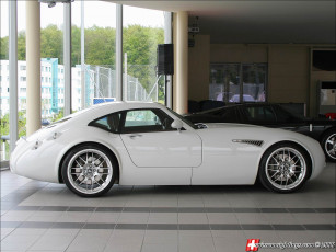 Картинка автомобили выставки уличные фото