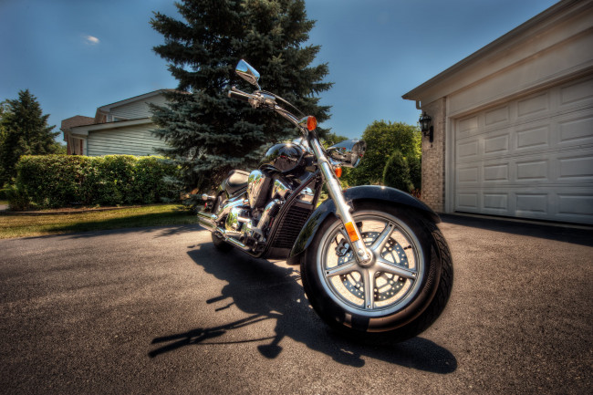 Обои картинки фото мотоциклы, honda, hdr, гараж, двор
