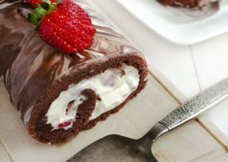 Картинка еда пирожные кексы печенье клубника крем бисквит рулет