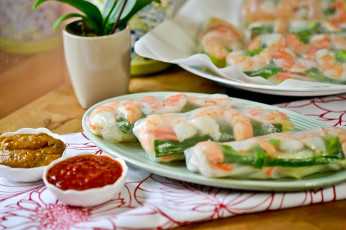 Картинка еда рыбные блюда морепродуктами соусы спринг роллы блюдо