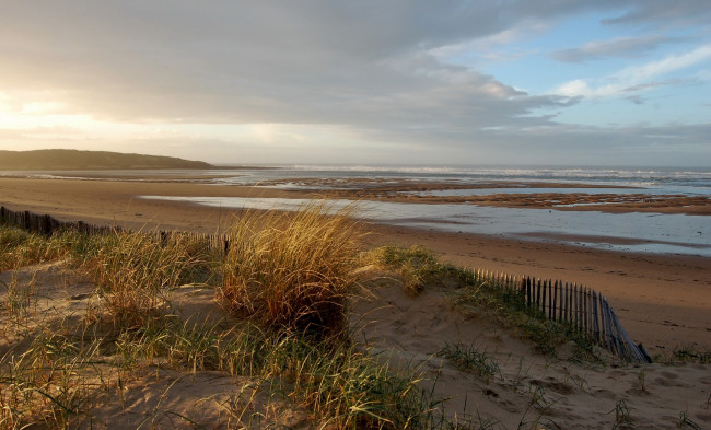 Обои картинки фото природа, побережье, трава, пляж, океан, забор, тучи