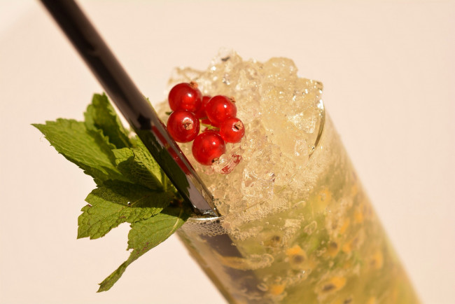 Обои картинки фото еда, напитки, коктейль, смородина, мята, лед, стакан