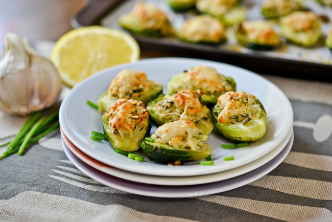 Обои картинки фото еда, салаты, закуски, тарелки, лимон, чеснок, брюссельская, капуста