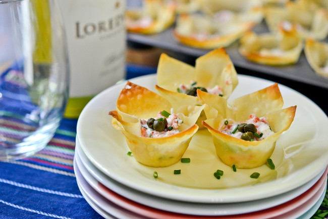 Обои картинки фото еда, салаты, закуски, закуска, lox, rangoons, тарелки