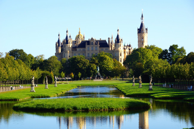 Обои картинки фото города, замок, шверин, германия, статуи, парк