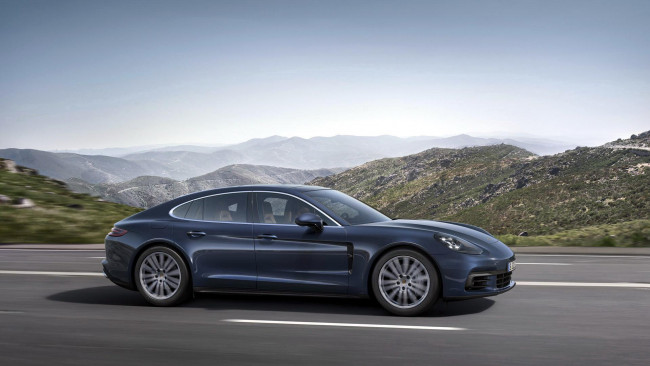 Обои картинки фото автомобили, porsche, дорога, шоссе, скорость, синий, panamera, порше, горы