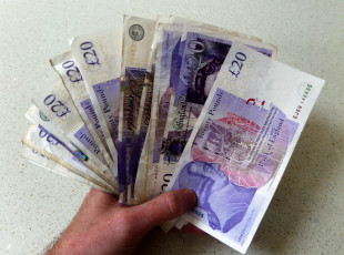 Картинка разное золото +купюры +монеты английские банкноты купюры фунты