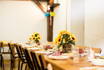 Картинка интерьер декор +отделка +сервировка банкет цветы посуда стол