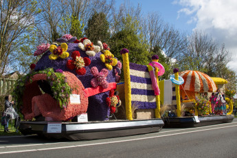 Картинка разное садовые+и+парковые+скульптуры асфальт цветы облака деревья