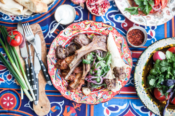 Картинка еда мясные+блюда редис салат зелень жареное кусочки мясо