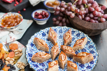 Картинка еда пирожные +кексы +печенье печенье виноград сладость