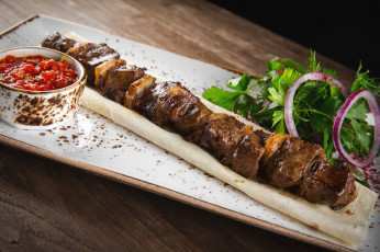 Картинка еда шашлык +барбекю соус зелень жареное кусочки мясо