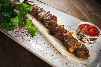 Картинка еда шашлык +барбекю соус зелень жареное кусочки мясо