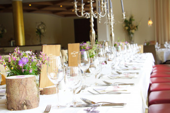 Картинка интерьер декор +отделка +сервировка стол банкет цветы посуда