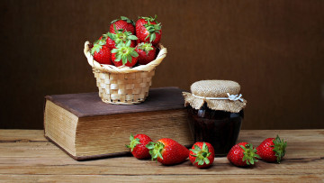 Картинка еда клубника +земляника ягоды корзинка варенье банка книга