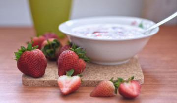 Картинка еда клубника +земляника ложка завтрак тарелка