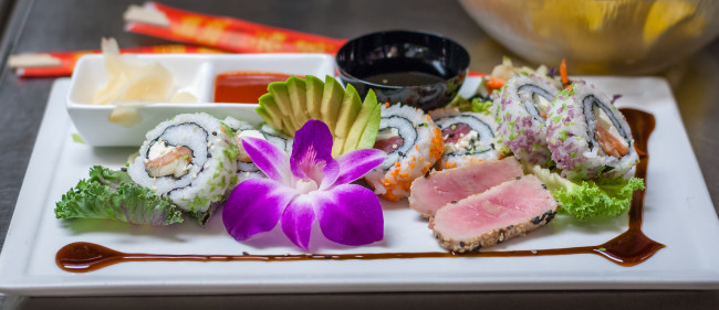 Обои картинки фото еда, рыба,  морепродукты,  суши,  роллы, роллы, цветок, орхидея, мясо
