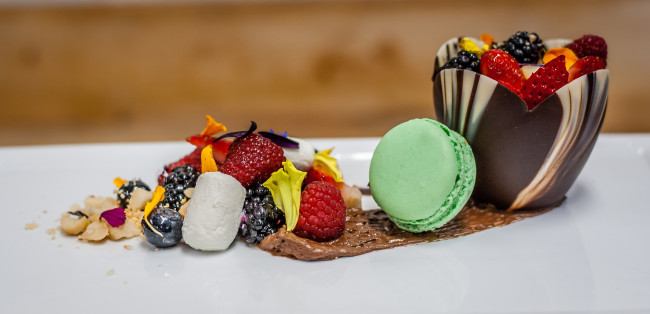 Обои картинки фото еда, конфеты,  шоколад,  сладости, десерт, шоколад, клубника, печенье