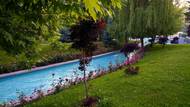 Обои картинки фото природа, парк, водоем, клумбы, лужайка, деревья